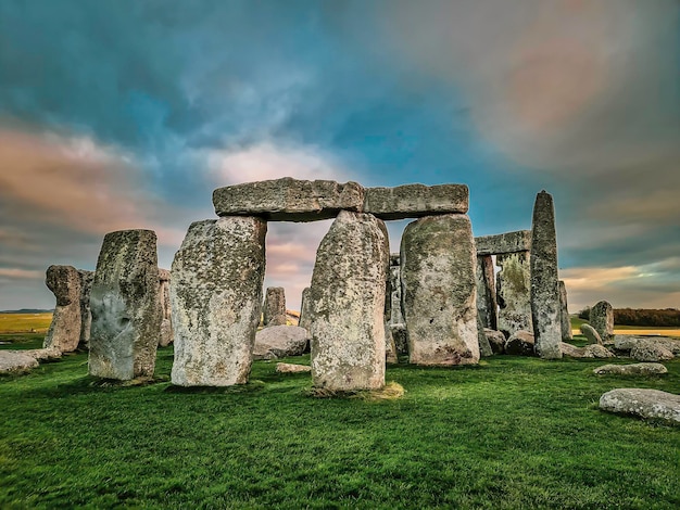 Il cerchio di pietra di Stonehenge nel Wiltshire al tramonto