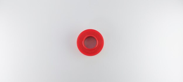 il cerotto per le ferite è rosso su sfondo bianco