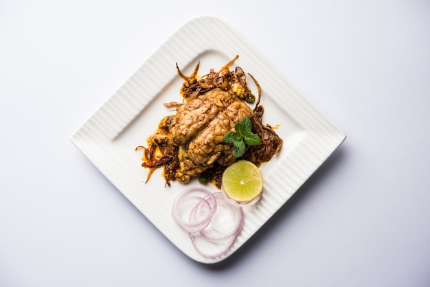 Il cervello o Bheja Fry di capra, pecora o agnello è un popolare piatto indiano o pakistano cucinato su Bakra Eid (Eid-ul-zuha). servito in karahi, padella o piatto. messa a fuoco selettiva
