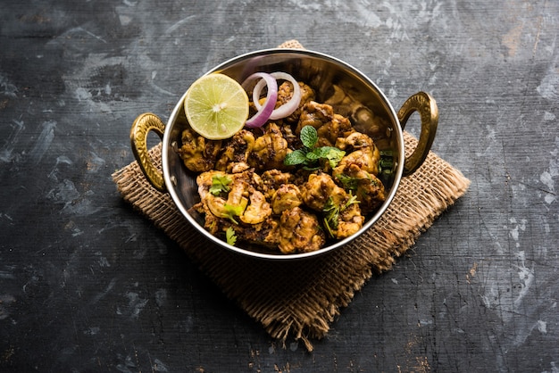 Il cervello o Bheja Fry di capra, pecora o agnello è un popolare piatto indiano o pakistano cucinato su Bakra Eid (Eid-ul-zuha). servito in karahi, padella o piatto. messa a fuoco selettiva