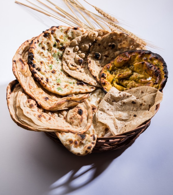 Il cestino del pane indiano assortito include chapati, tandoori roti o naan, paratha, kulcha, fulka, missi roti