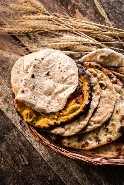 Il cestino del pane indiano assortito include chapati, tandoori roti o naan, paratha, kulcha, fulka, missi roti