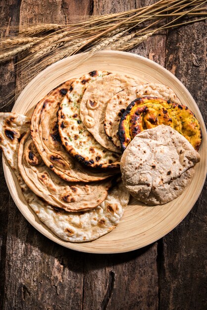 Il cestino del pane indiano assortito include chapati, tandoori roti o naan, paratha, kulcha, fulka, missi roti