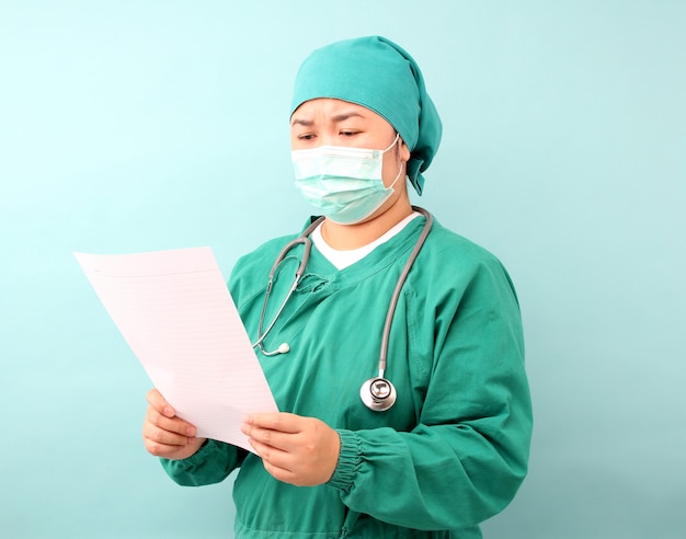 Il chirurgo sta guardando il foglio di carta con preoccupazione
