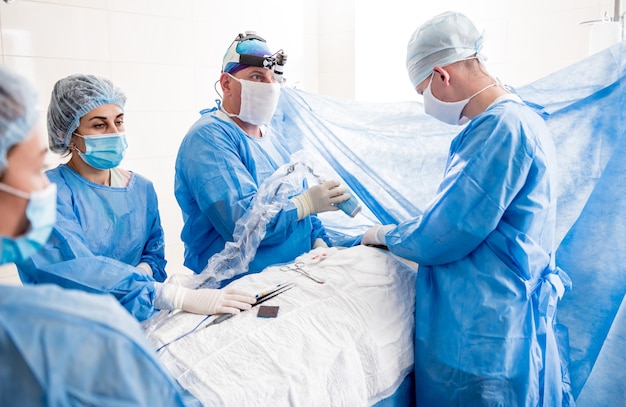 Il chirurgo utilizza un dispositivo di imaging a fluorescenza portatile durante la rimozione del seno.