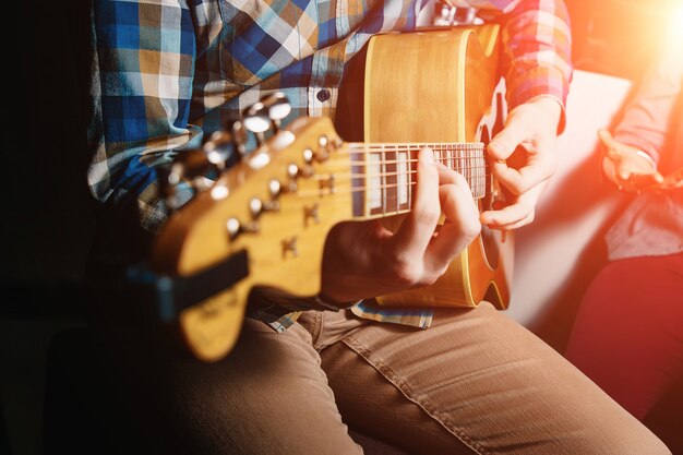 Il chitarrista mantiene il primo piano della chitarra