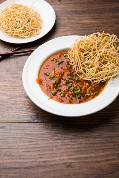 Il chop suey americano o chopsuey è un alimento indocinese popolare. servito in una ciotola con le bacchette. messa a fuoco selettiva