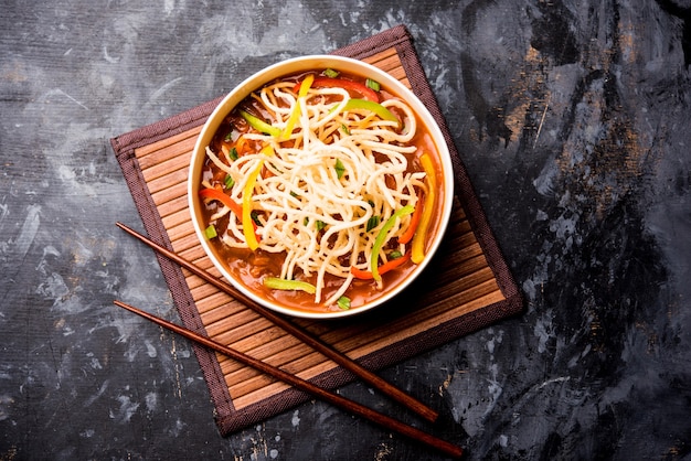 Il chop suey americano o chopsuey è un alimento indocinese popolare. servito in una ciotola con le bacchette. messa a fuoco selettiva