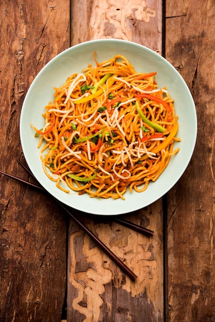 Il chop suey americano o chopsuey è un alimento indocinese popolare. servito in una ciotola con le bacchette. messa a fuoco selettiva