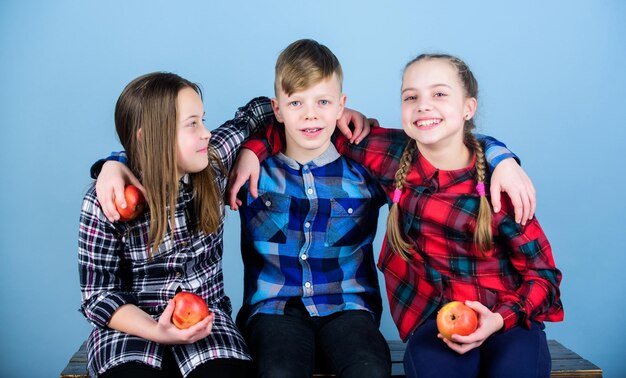 Il cibo naturale ti farà bene Piccolo gruppo di bambini con mele rosse naturali Gioia naturale nel mangiare sano Il cibo naturale fa bene alla salute dei bambini