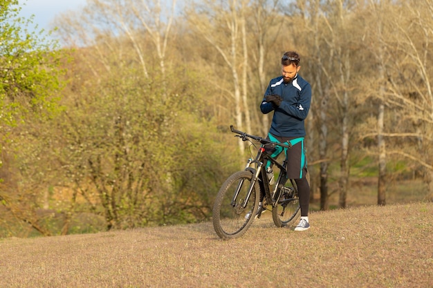 Il ciclista attraversa i boschi