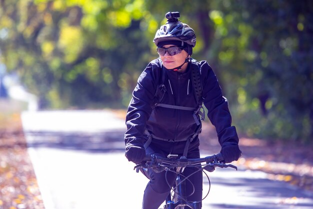 Il ciclista della bella donna guida una bicicletta. Stile di vita sano e sport. Tempo libero e hobby