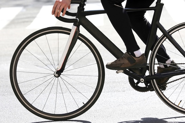 Il ciclista guida sull'autostrada. sport e salute