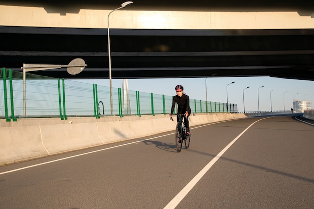 Il ciclista passa sotto il ponte