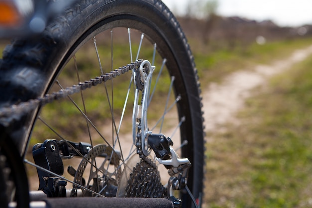 Il ciclista ripara la bicicletta fra le colline