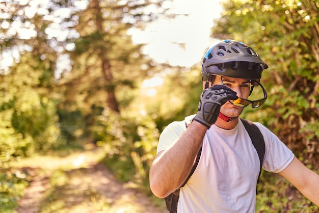 Il ciclista si prepara a guidare la bici su strade forestali estreme e pericolose. Foto di alta qualità