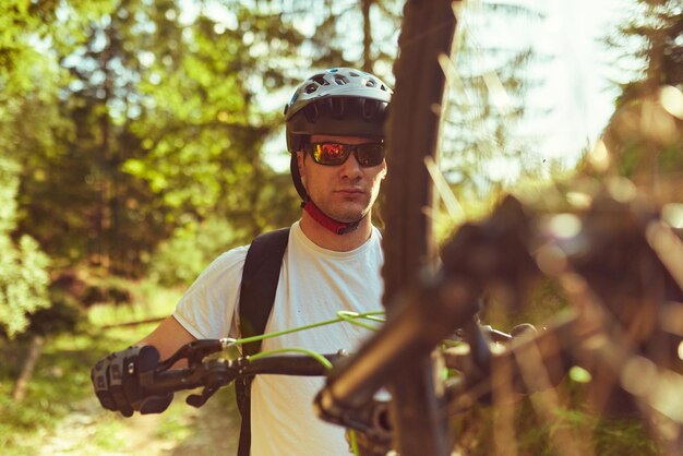 Il ciclista si prepara a guidare la bici su strade forestali estreme e pericolose. Foto di alta qualità