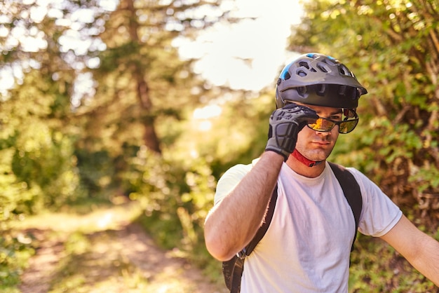 Il ciclista si prepara a guidare la bici su strade forestali estreme e pericolose