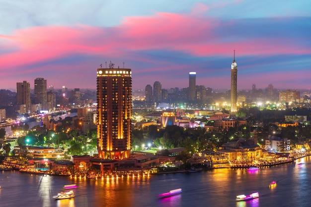 Il cielo al tramonto nella bellissima vista serale del Nilo e del Cairo, in Egitto