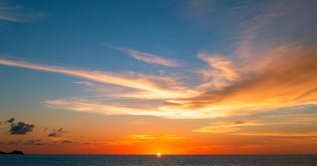 Il cielo al tramonto o all'alba si rannuvola il mare Splendida luce del sole nell'oceano Incredibile natura paesaggio marino Cielo colorato nuvole sfondo