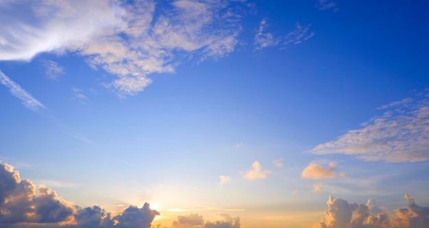 Il cielo al tramonto si rannuvola lo sfondo con la luce solare gialla colorata e luminosa al mattino