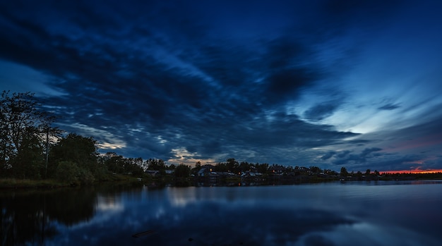 Il cielo al tramonto si riflette nell'acqua del lago.