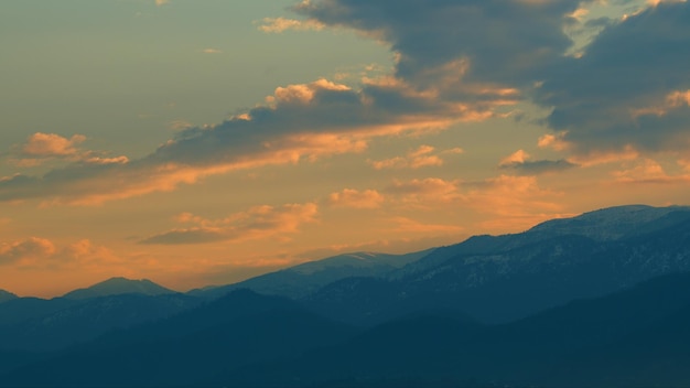 Il cielo al tramonto sopra le nuvole vista della montagna durante la panchina mattutina