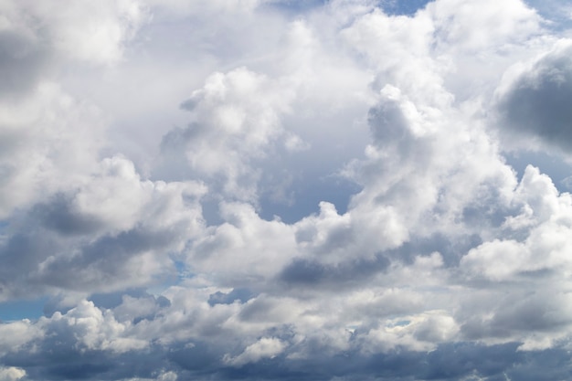 Il cielo azzurro brilla tra le nuvole