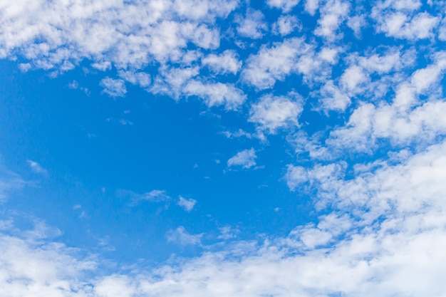 Il cielo azzurro e i cirri possono essere usati come sfondo