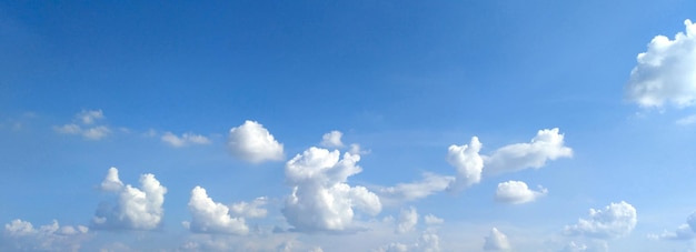 Il cielo azzurro e le belle nuvole sullo sfondo