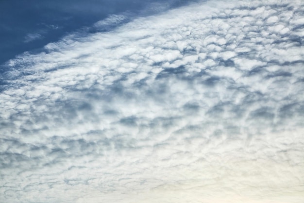 Il cielo blu con sfondo di nuvole