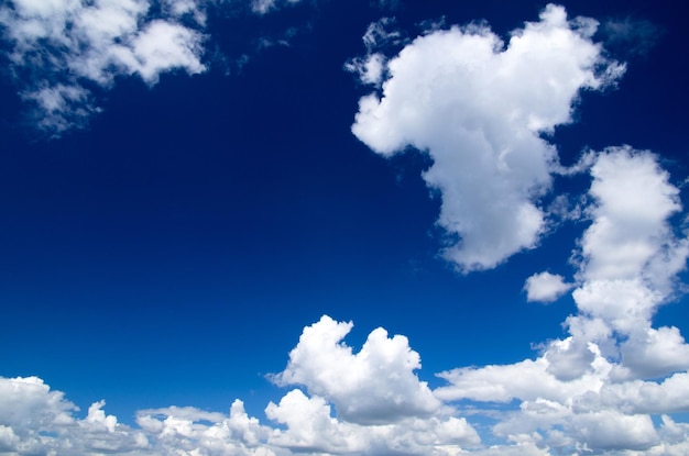 Il cielo blu è coperto da nuvole bianche