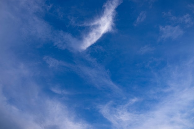 Il cielo blu si appanna la priorità bassa. Bella nuvola bianca su sfondo blu cielo