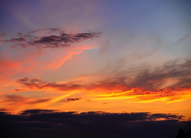 Il cielo colorato del tramonto al crepuscolo