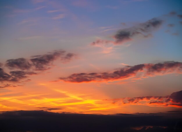 Il cielo colorato del tramonto al crepuscolo