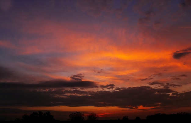 Il cielo completamente colorato nuvole al tramonto.