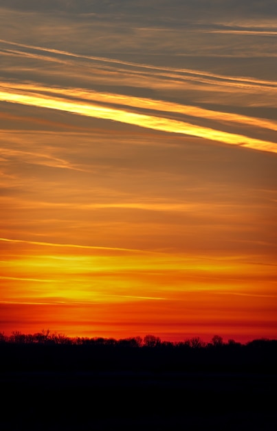 Il cielo con le nuvole illuminava il sole del mattino