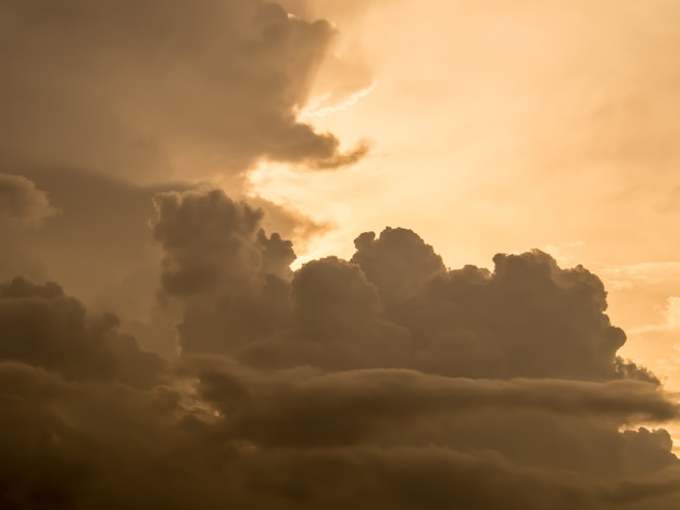 Il cielo con nuvole al tramonto