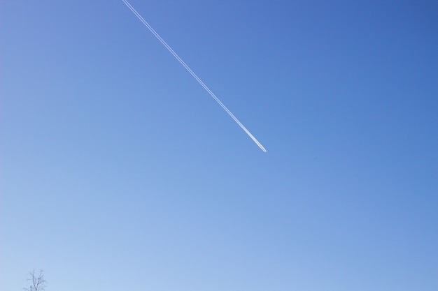 Il cielo con una striscia dell'aereo, una traccia dell'aereo. Traccia di condensa.