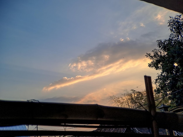 Il cielo di questa sera è lo sfondo perfetto per un tramonto L'atmosfera è calma e i colori sono bellissimi È il momento perfetto per rilassarsi e godersi il momento