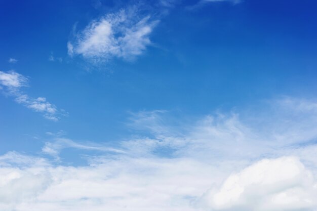 Il cielo è azzurro con nuvole, bellissimo per natura.