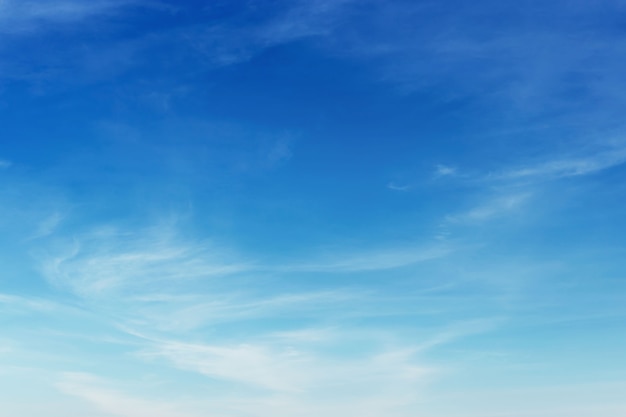 Il cielo è azzurro con nuvole, bellissimo per natura.