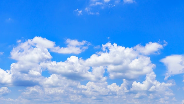 Il cielo è blu brillante con belle nuvole soffici cielo blu con nuvole