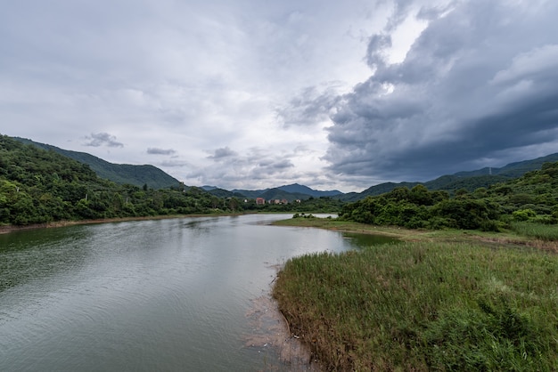 Il cielo è coperto di nuvole e ci sono onde sull'acqua