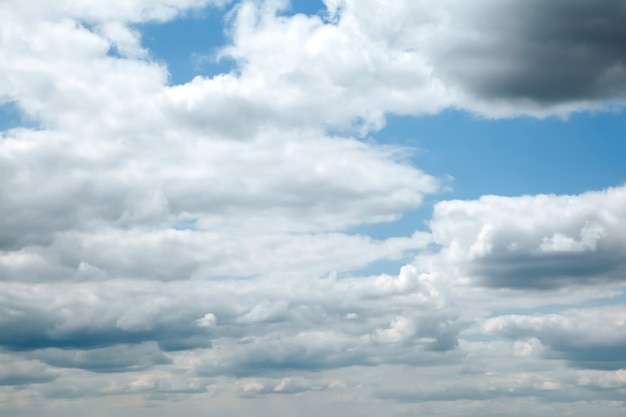 Il cielo è coperto di nuvole prima di un temporale