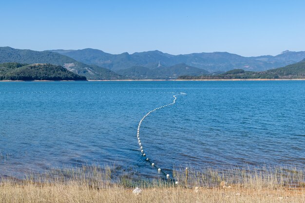 Il cielo e il lago sono blu