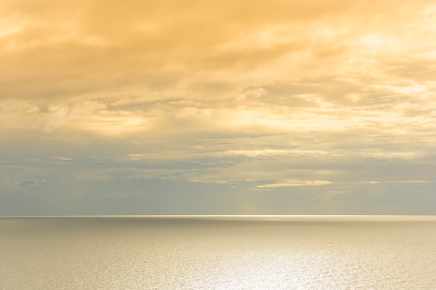 Il cielo e il mare d&#39;oro sono lo sfondo