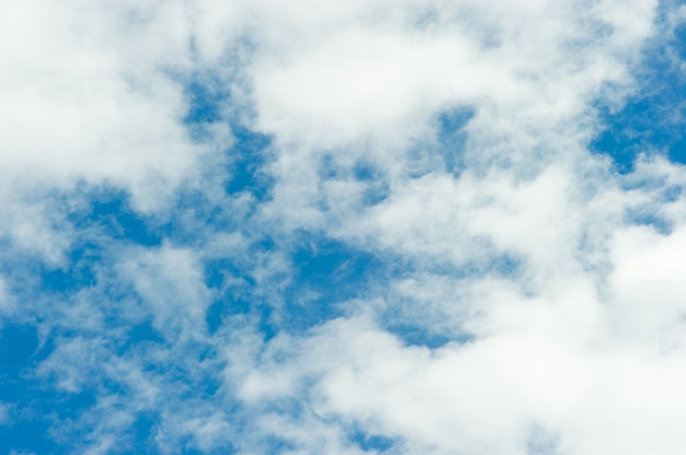 Il cielo e le nuvole blu in un giorno blu brillante