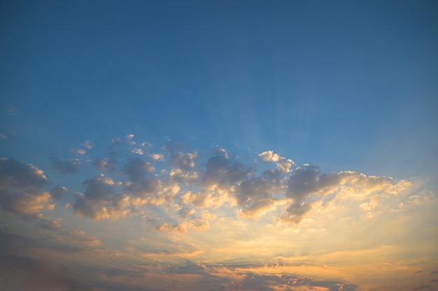 Il cielo e le nuvole la sera