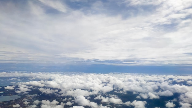 Il cielo e le nuvole sono molto belli e blu, come sfondo